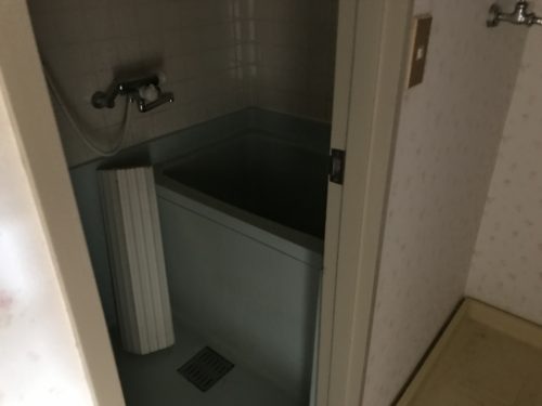 井ノ口ハイツのリノベーション工事前の浴室写真です