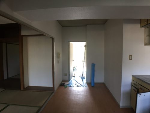 井ノ口ハイツのリノベーション工事前のキッチンと和室の写真です