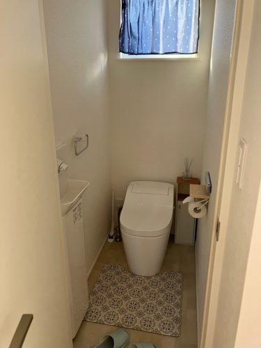 下松市生野屋2丁目の築浅住宅のトイレの写真です