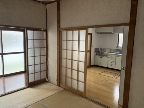 広島市南区翠5丁目の戸建賃貸の和室6畳・リビングの写真
