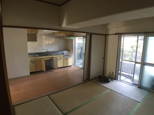 井ノ口ハイツのリノベーション工事前のキッチンと和室の写真です